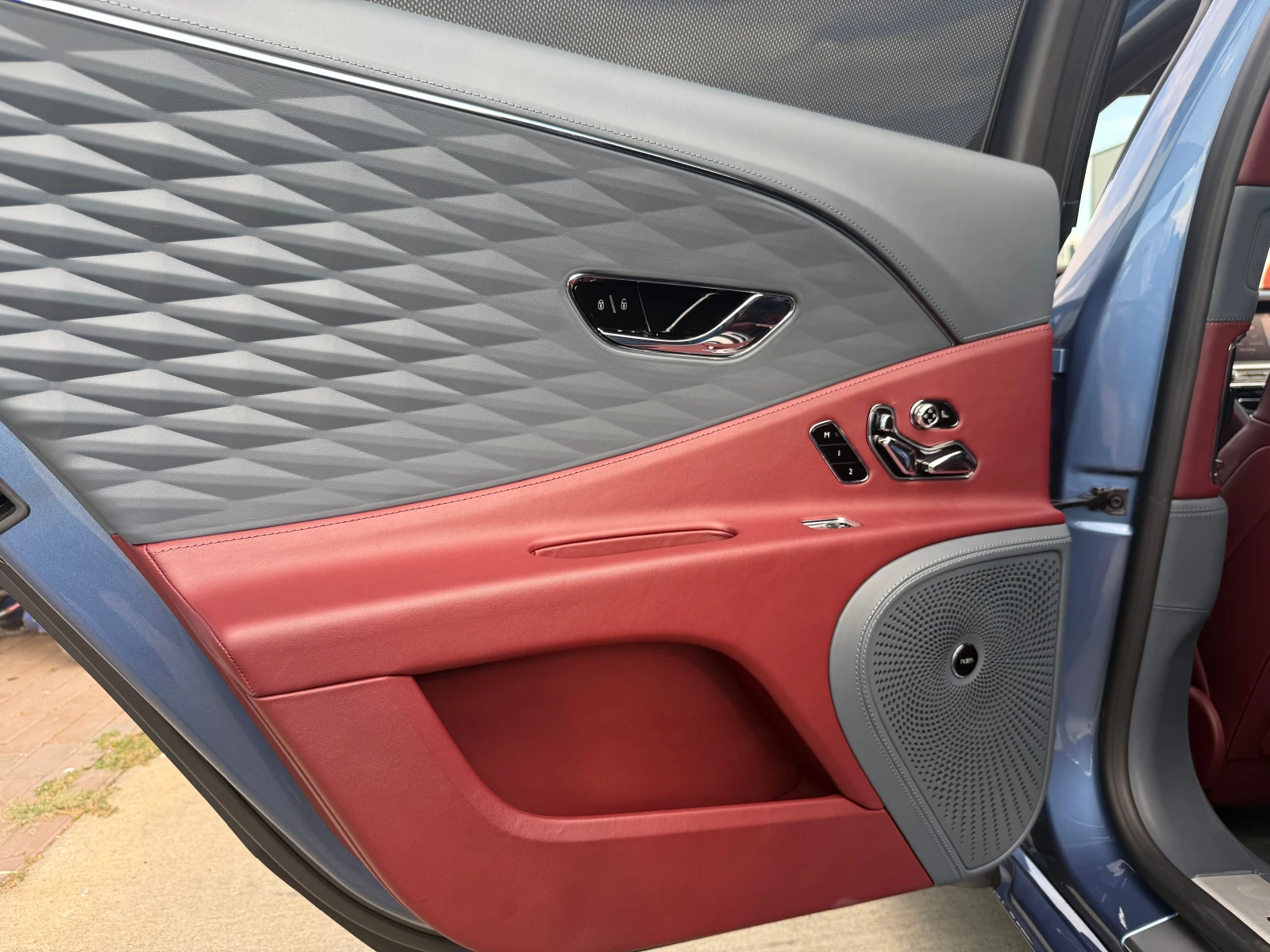 Bentley Flying Spur / W 12 / 21000 км / Soft close / Keyless / Naim /, снимка 16 - Автомобили и джипове - 55953572