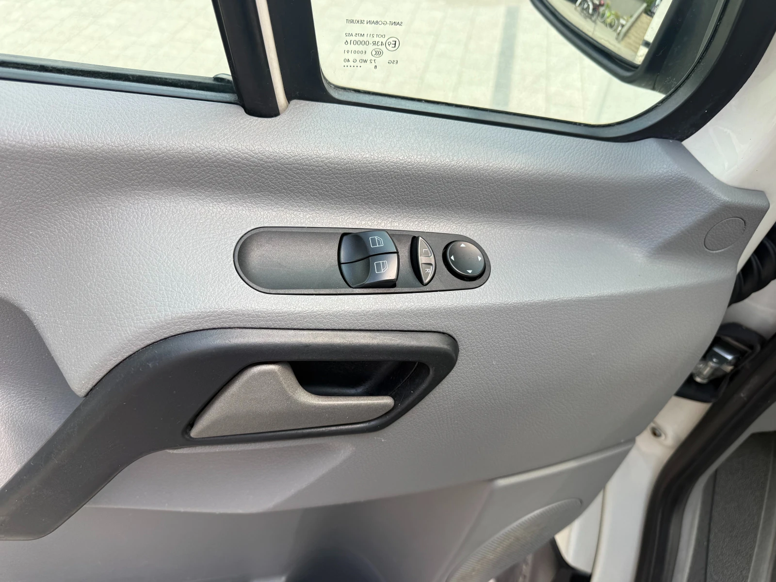 VW Crafter 2.5TDI 9-местен + Рампа Климатроник , снимка 12 - Бусове и автобуси - 55561424