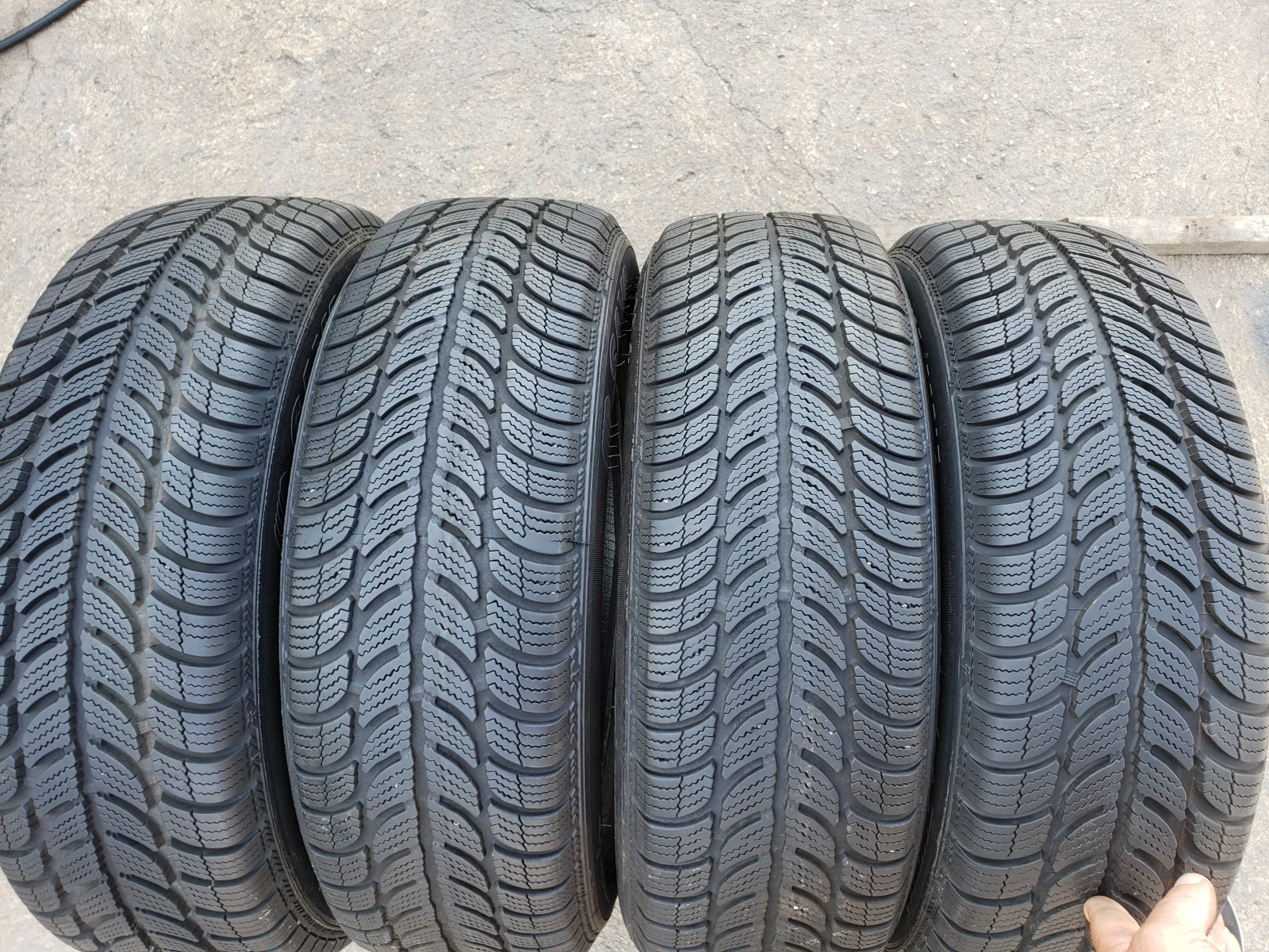 Гуми Зимни 185/60R15, снимка 2 - Гуми и джанти - 55967993