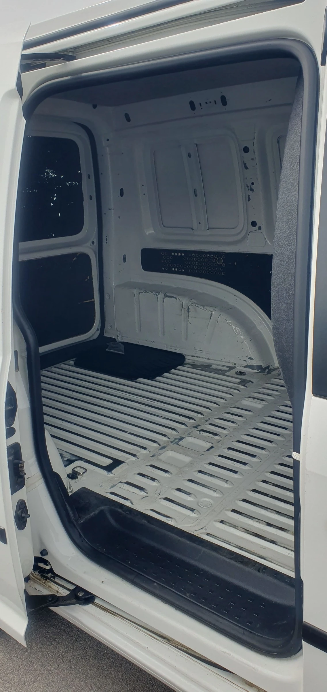 VW Caddy 2.0 tdi  102ks - изображение 10
