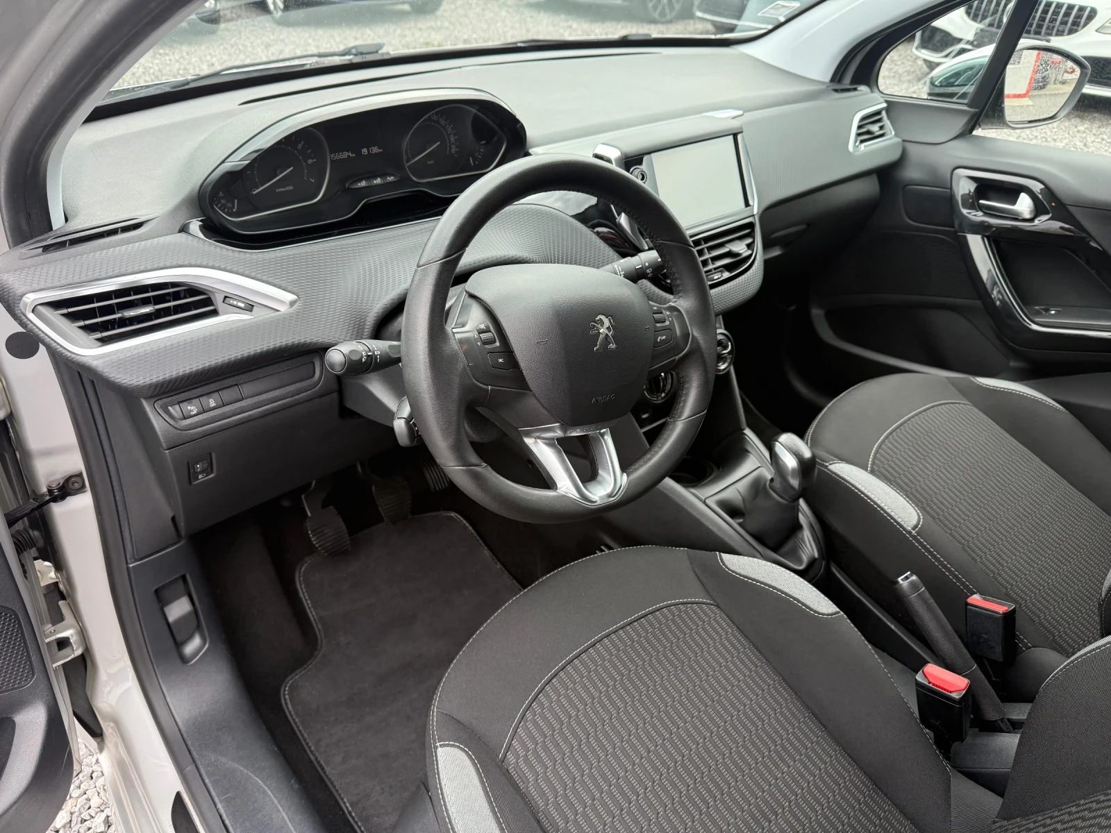 Peugeot 208 Facelift 2016 STYLE 1.2i (82hp) Euro 6 / 156000km, снимка 9 - Автомобили и джипове - 53965074