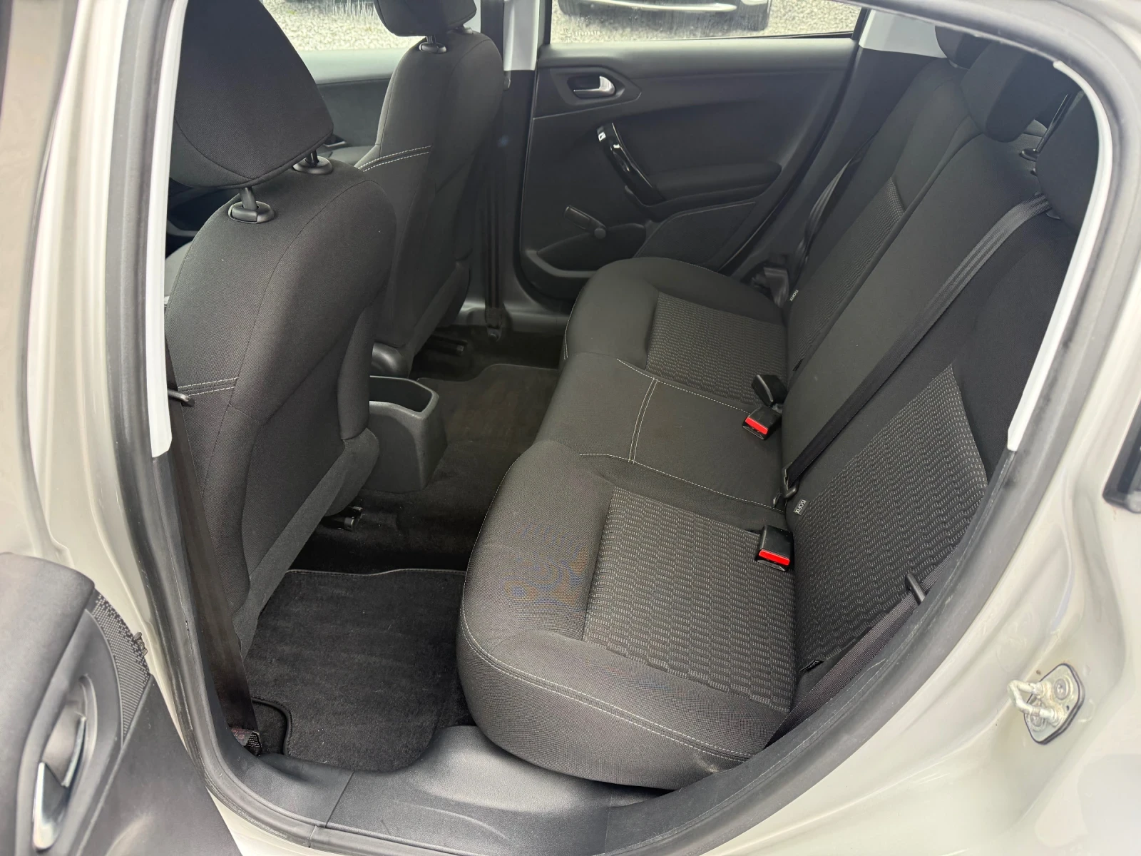 Peugeot 208 Facelift 2016 STYLE 1.2i (82hp) Euro 6 / 156000km, снимка 13 - Автомобили и джипове - 53965074