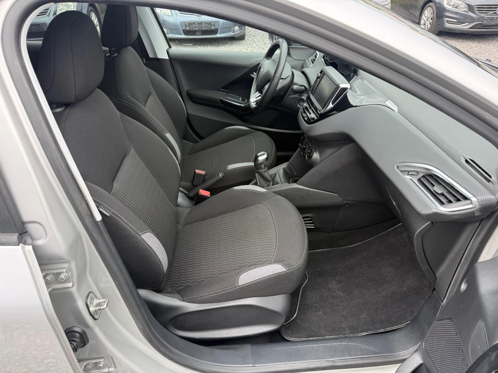 Peugeot 208 Facelift 2016 STYLE 1.2i (82hp) Euro 6 / 156000km, снимка 12 - Автомобили и джипове - 53965074