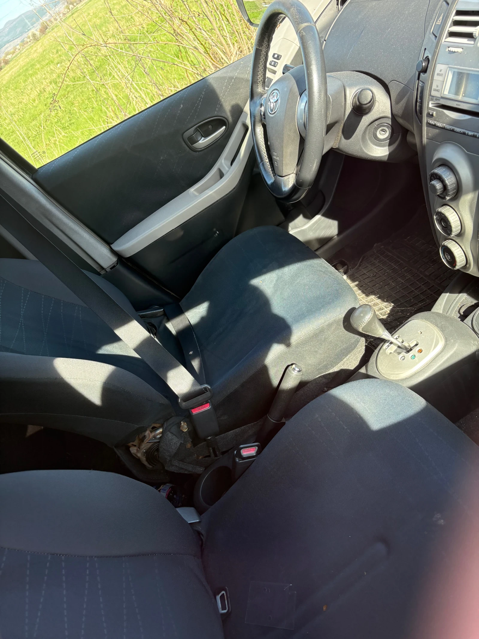 Toyota Yaris 1.3 I , снимка 8 - Автомобили и джипове - 54127124