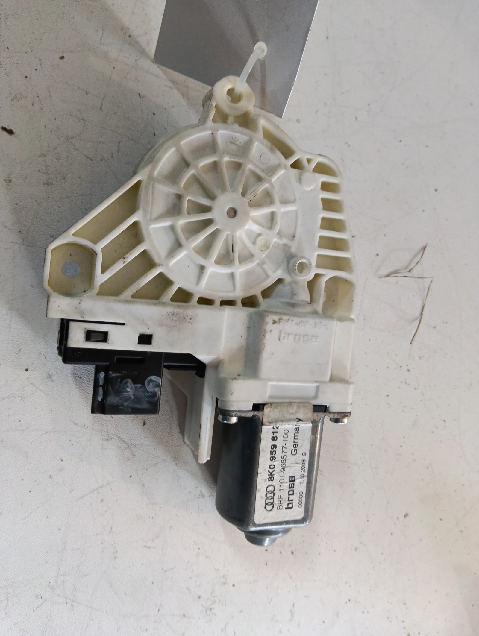 ел.машинка за задно дясно 8K0959812 Audi A4