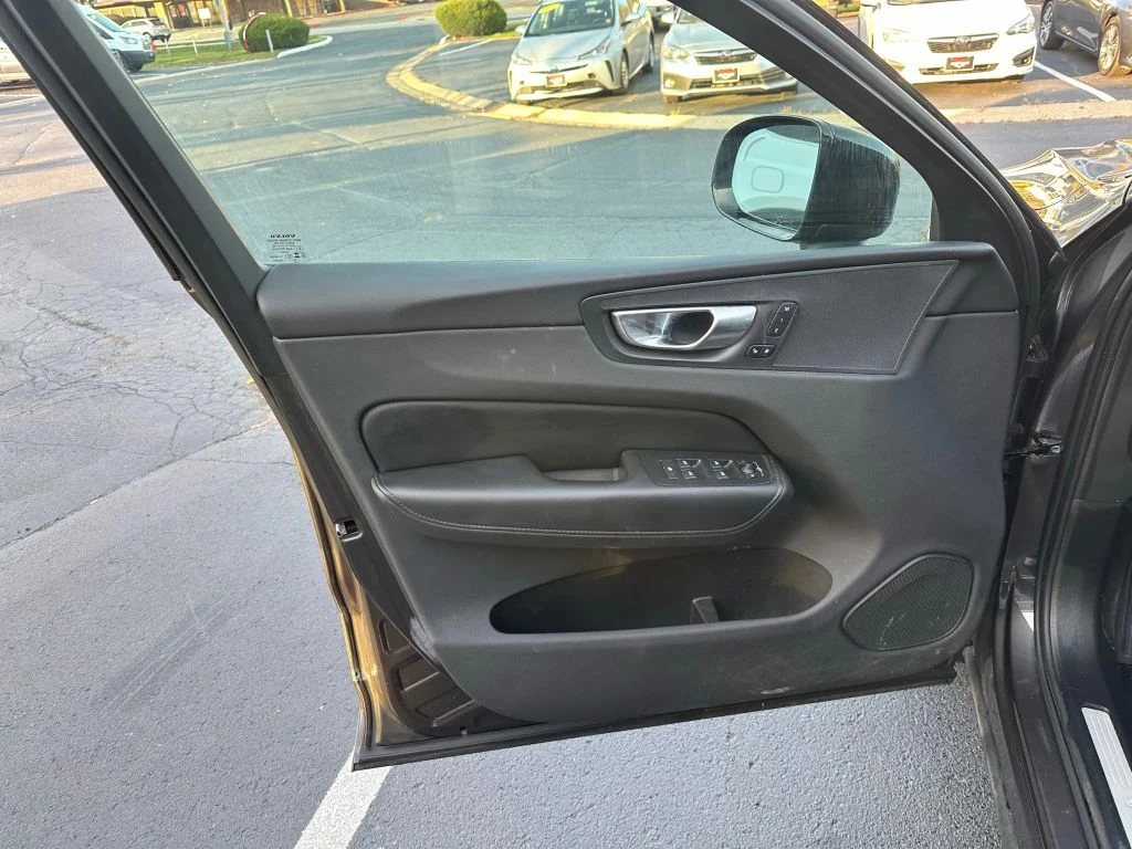 Volvo XC60 B5 Core Dark Theme - изображение 7