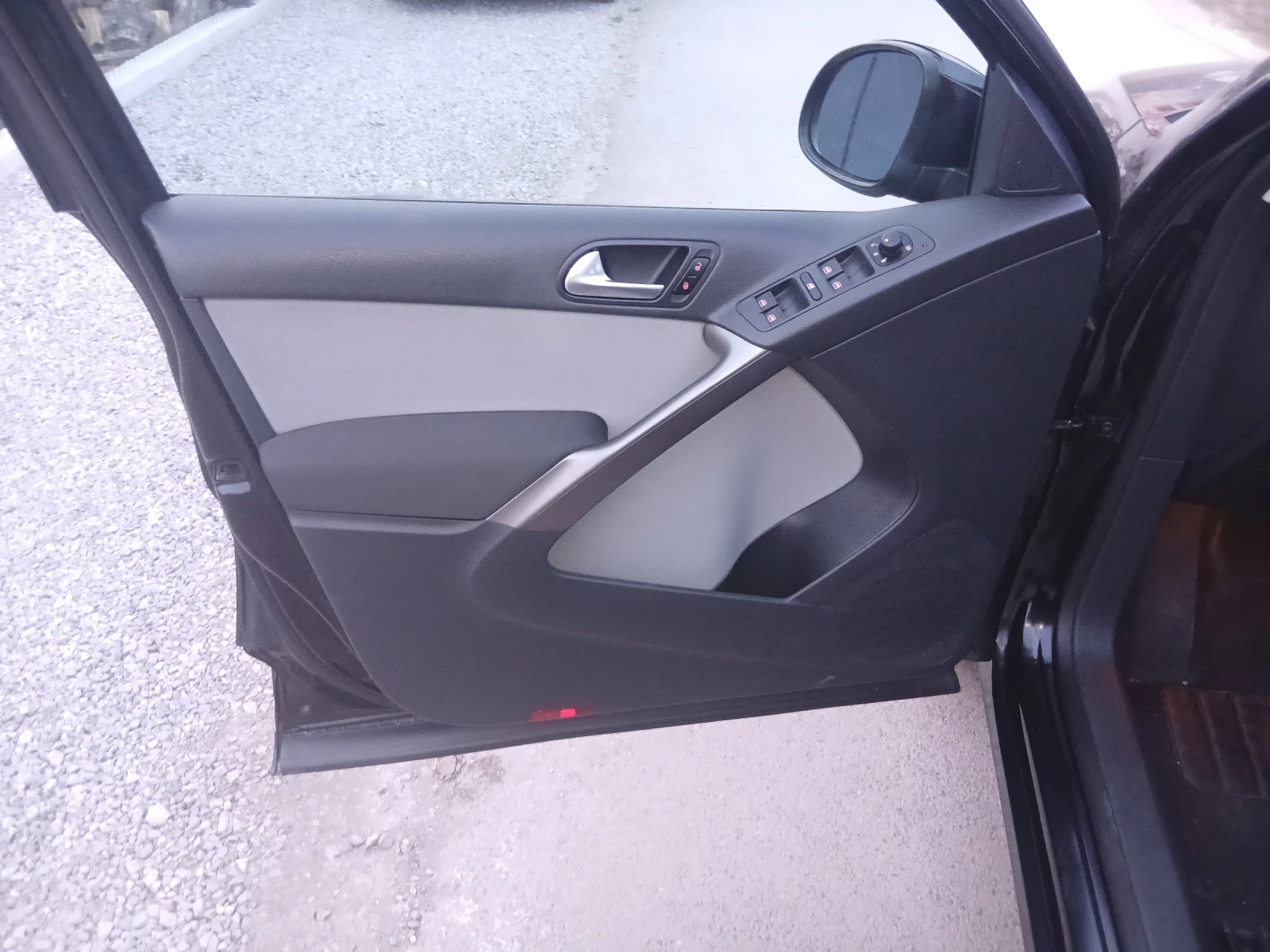 VW Tiguan 1.4тфси, снимка 9 - Автомобили и джипове - 53931256