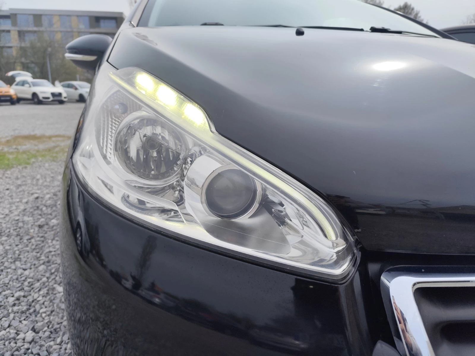 Peugeot 208 1.4HDi* EURO5B* LED* NAVI* , снимка 16 - Автомобили и джипове - 54202197