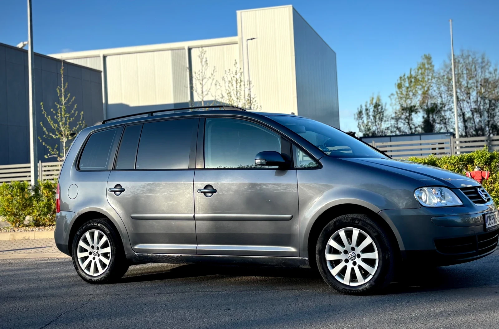 VW Touran 2.0 TDI 8V DSG //Xenon//, снимка 2 - Автомобили и джипове - 54322305
