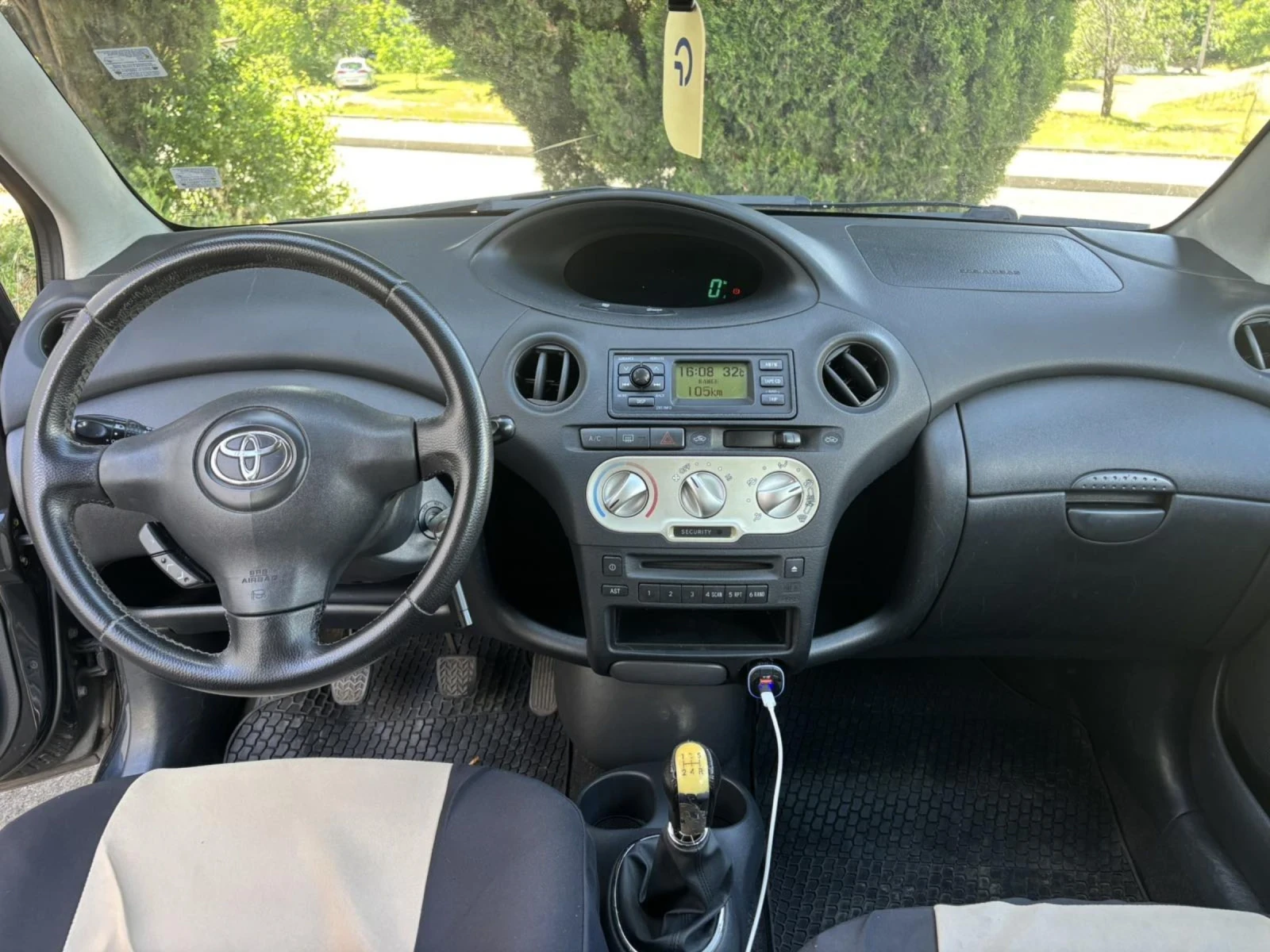 Toyota Yaris 1.0 VVT-i, снимка 4 - Автомобили и джипове - 54703415