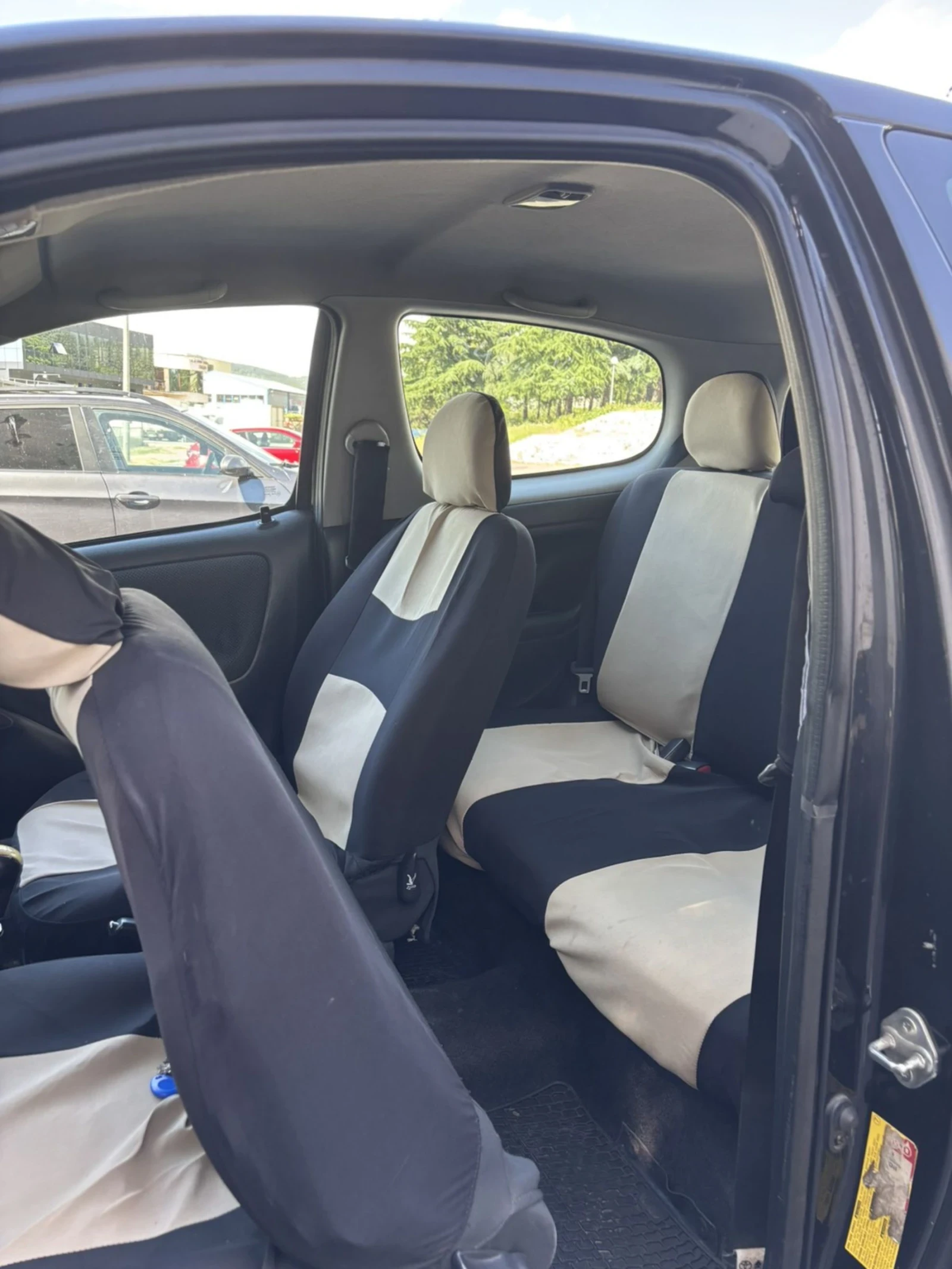 Toyota Yaris 1.0 VVT-i, снимка 9 - Автомобили и джипове - 54703415