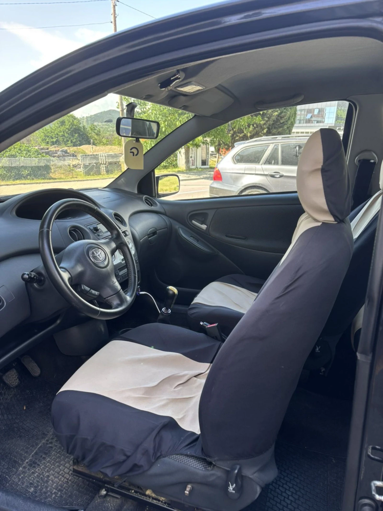 Toyota Yaris 1.0 VVT-i, снимка 7 - Автомобили и джипове - 54703415