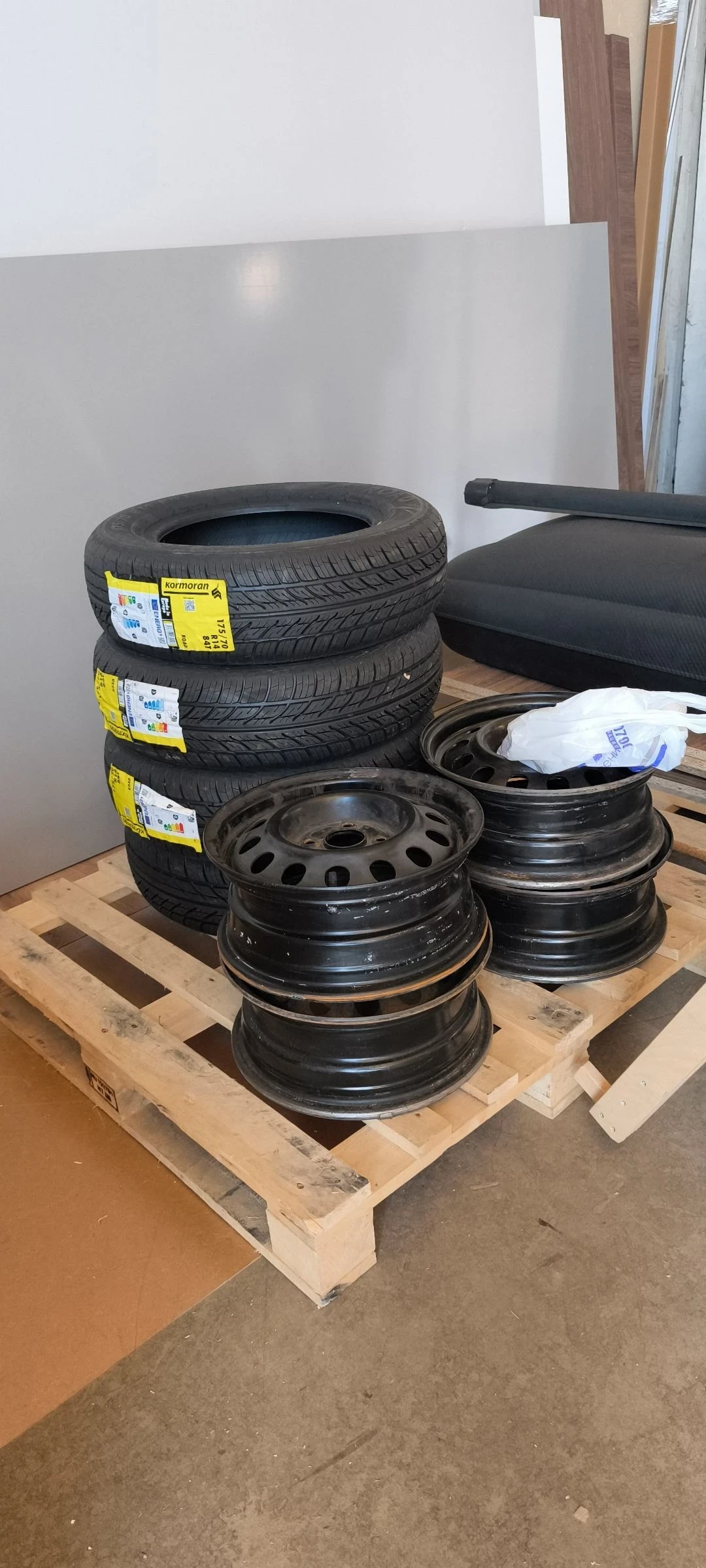Toyota Yaris 1.0 VVT-i, снимка 12 - Автомобили и джипове - 54703415