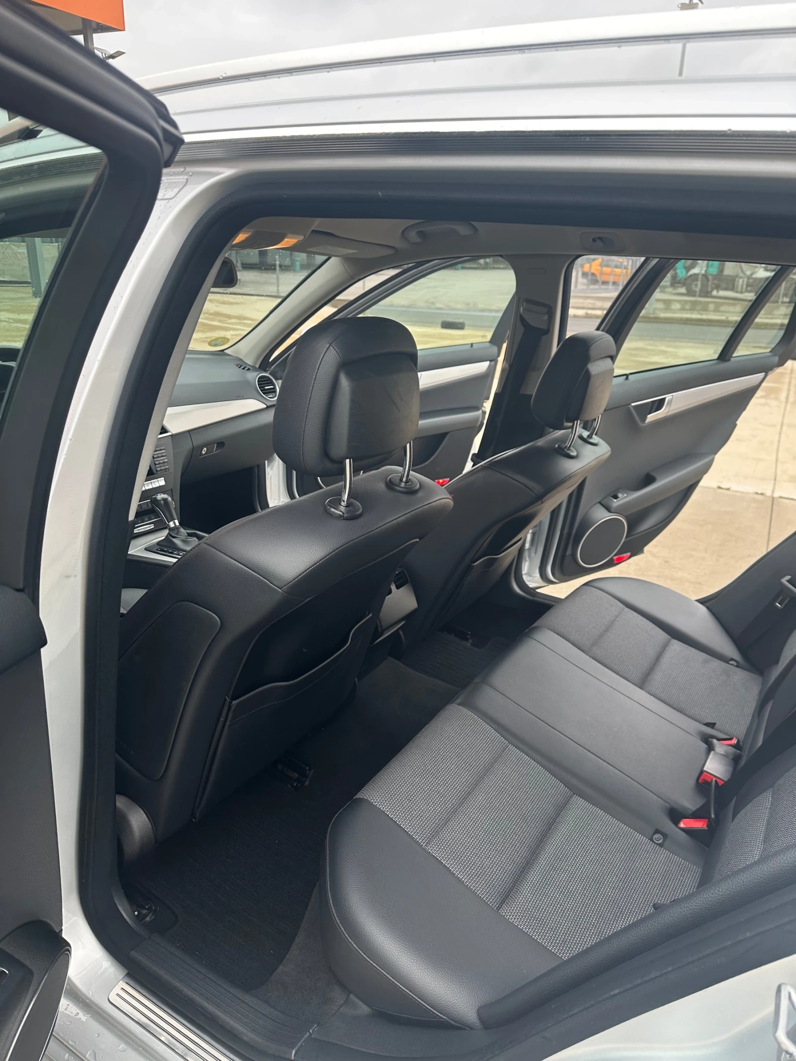 Mercedes-Benz C 220 Avantgarde, снимка 11 - Автомобили и джипове - 55130198