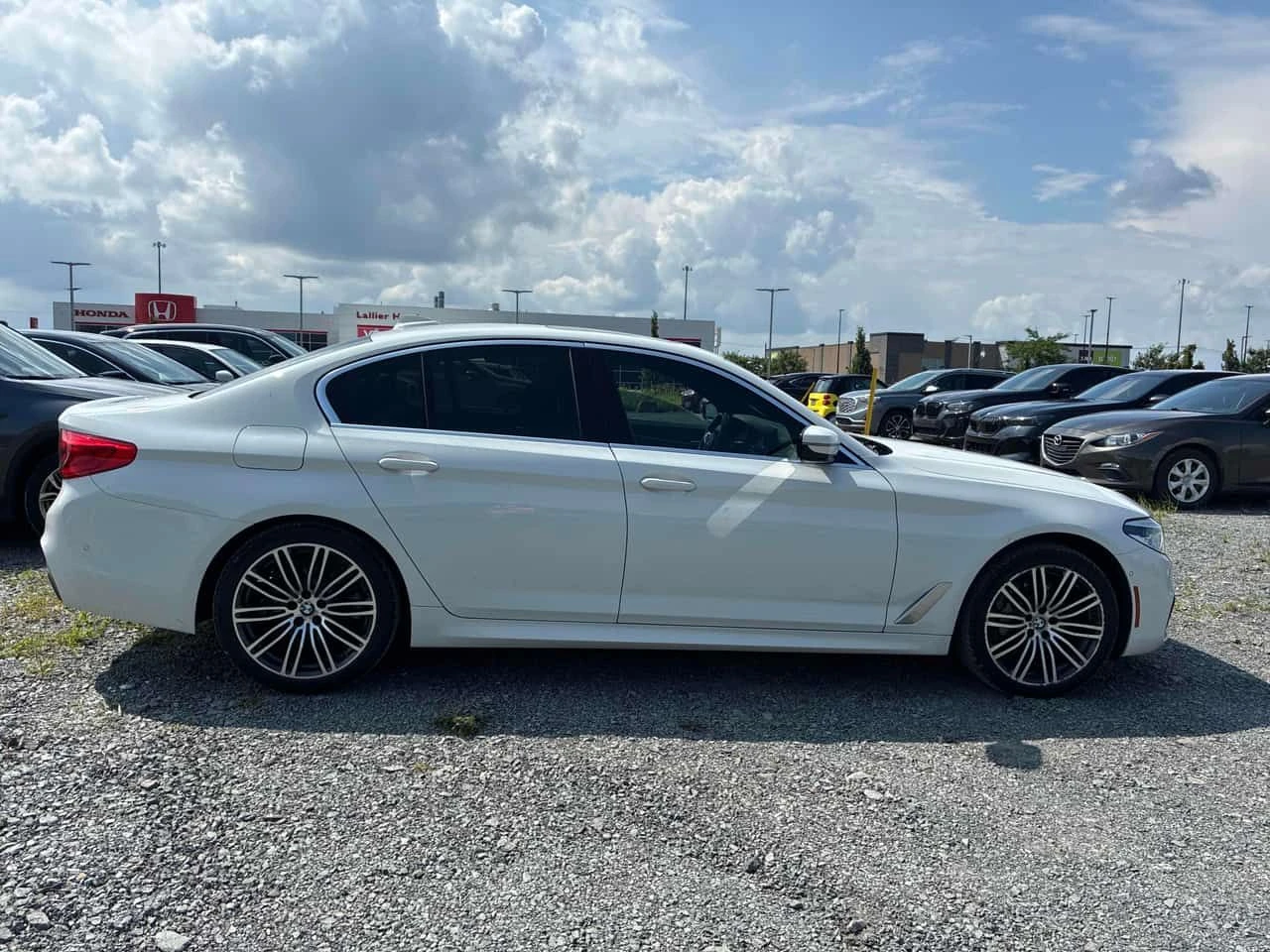 BMW 530 i xDrive | CARFAX | АВТОКРЕДИТ БЕЗ ПЪРВОНАЧАЛНА , снимка 3 - Автомобили и джипове - 55482989