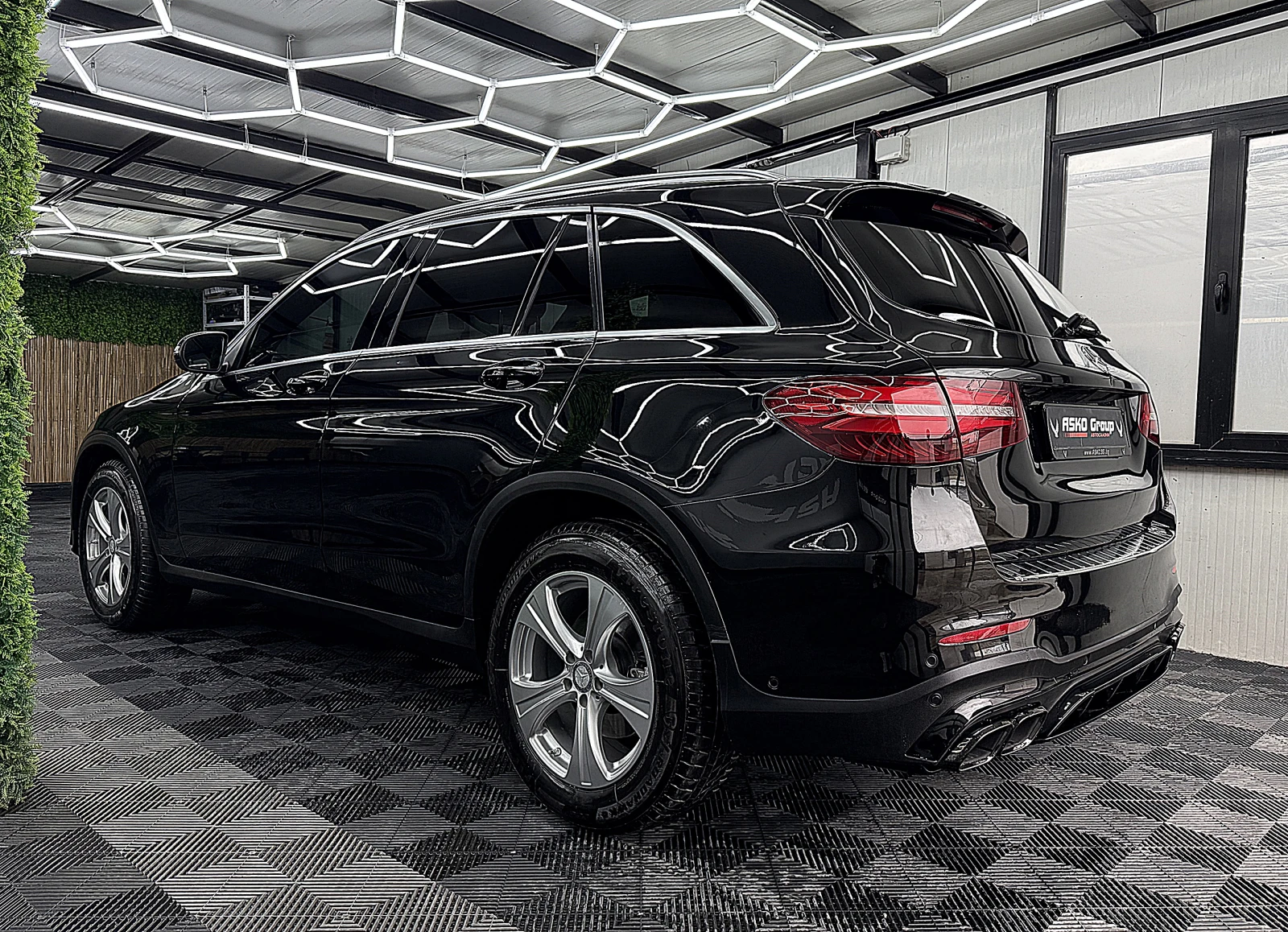 Mercedes-Benz GLC 220 AMG-line/4-Matic/KAMERA/KeulessGo/СОБСТВЕН ЛИЗИНГ, снимка 4 - Автомобили и джипове - 54912530