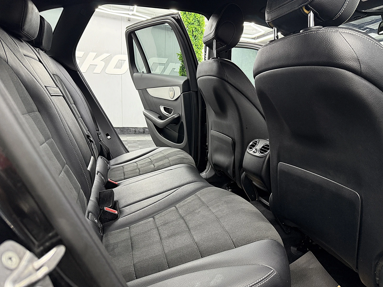 Mercedes-Benz GLC 220 AMG-line/4-Matic/KAMERA/KeulessGo/СОБСТВЕН ЛИЗИНГ, снимка 9 - Автомобили и джипове - 54912530