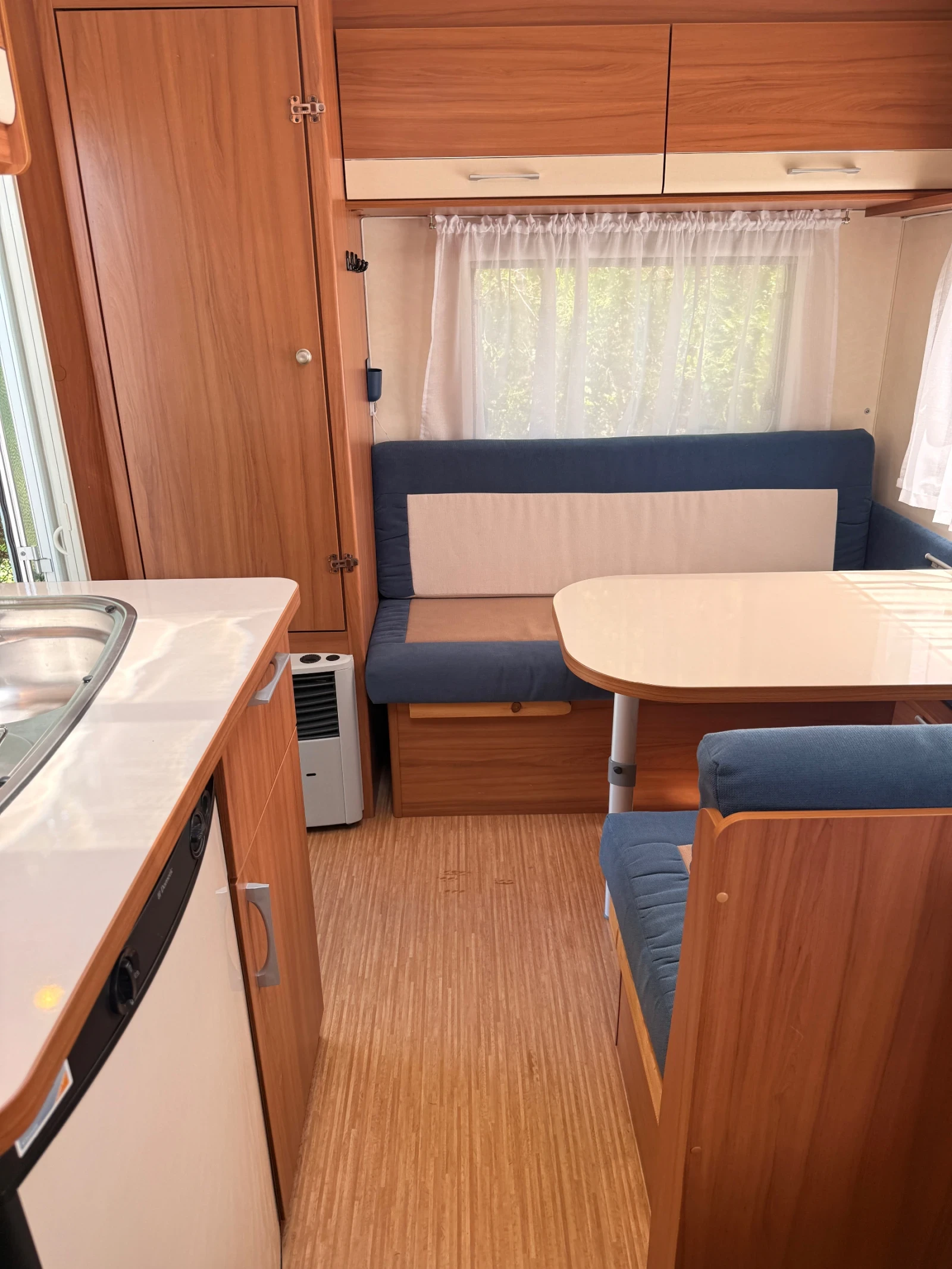 Каравана Weinsberg CaraOne 440, снимка 14 - Каравани и кемпери - 55656343