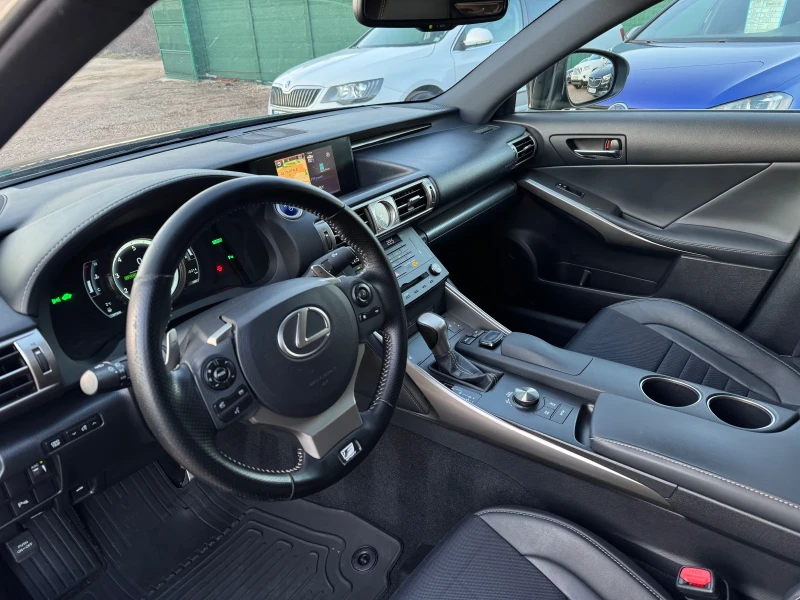 Lexus IS 300h F Sport, снимка 10 - Автомобили и джипове - 49088226