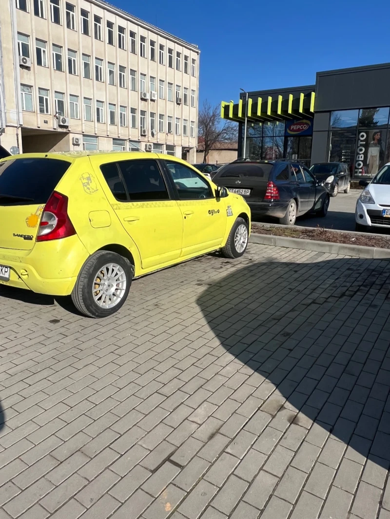 Dacia Sandero kolata e gotova za rabota, снимка 5 - Автомобили и джипове - 49570509