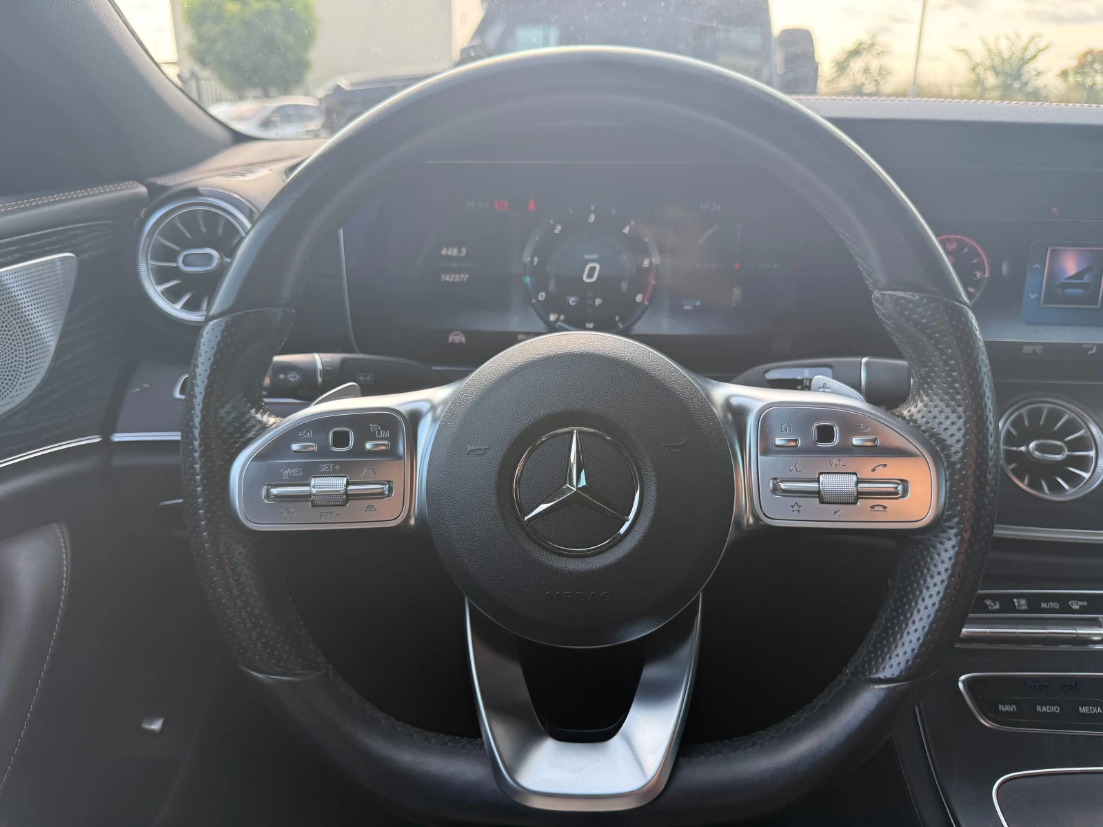 Mercedes-Benz CLS 400 Edition 1 / AMG Line / Distronic / Keyless /, снимка 14 - Автомобили и джипове - 55660137