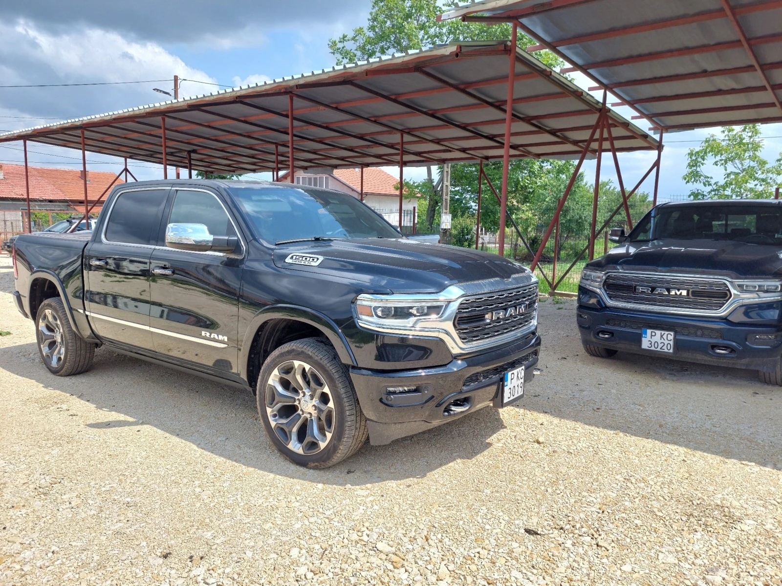 Dodge RAM 1500  LIMITED 5.7 HEMI V8 - изображение 5