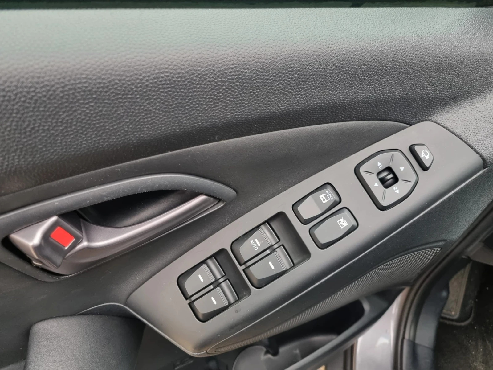 Hyundai IX35 2.0i Facelift ШВЕЙЦАРИЯ, снимка 14 - Автомобили и джипове - 53942913