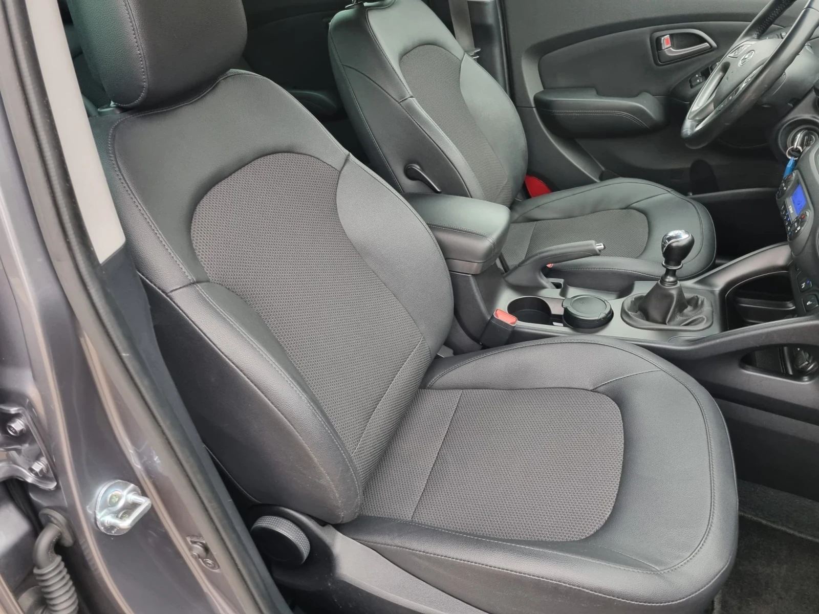 Hyundai IX35 2.0i Facelift ШВЕЙЦАРИЯ, снимка 9 - Автомобили и джипове - 53942913