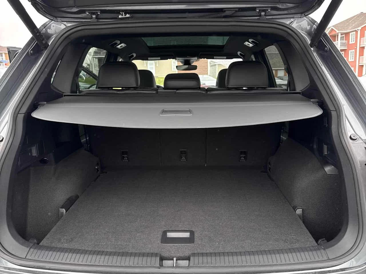 VW Tiguan Comfortline R Line Black Edition | CARFAX, снимка 5 - Автомобили и джипове - 55179921