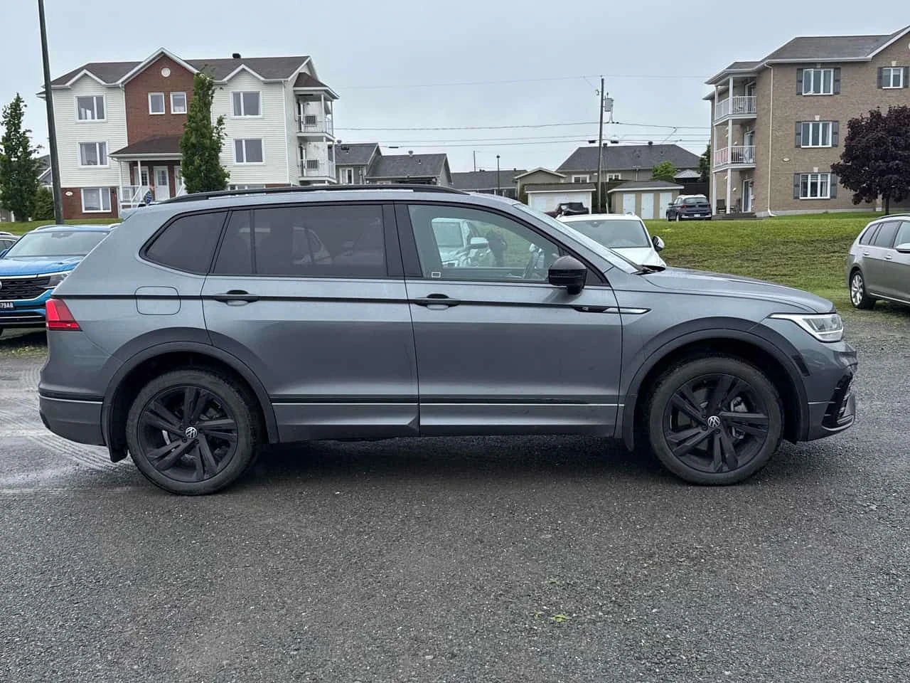VW Tiguan Comfortline R Line Black Edition | CARFAX, снимка 3 - Автомобили и джипове - 55179921
