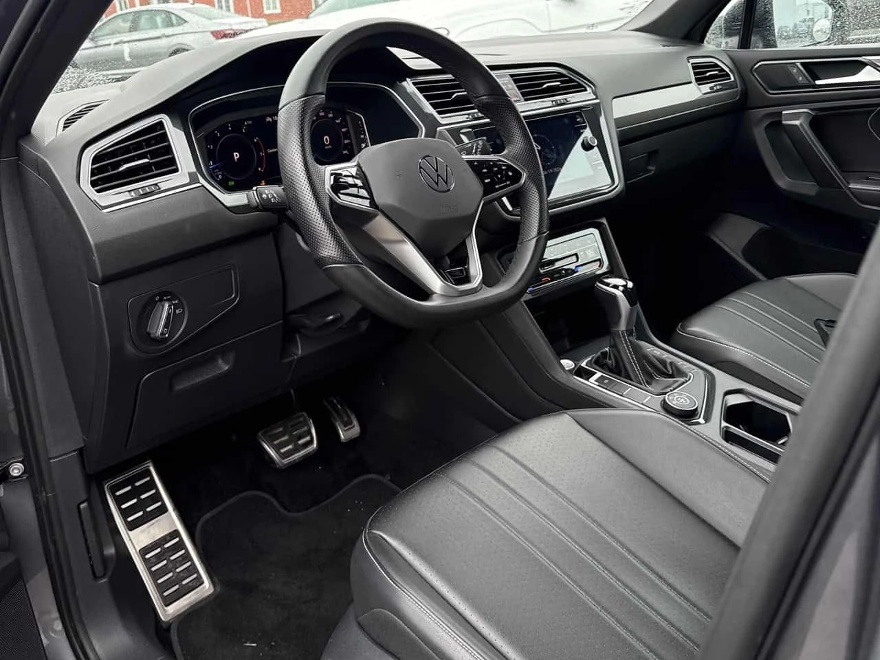VW Tiguan Comfortline R Line Black Edition | CARFAX, снимка 8 - Автомобили и джипове - 55179921