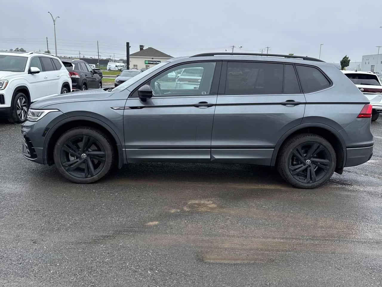 VW Tiguan Comfortline R Line Black Edition | CARFAX, снимка 6 - Автомобили и джипове - 55179921