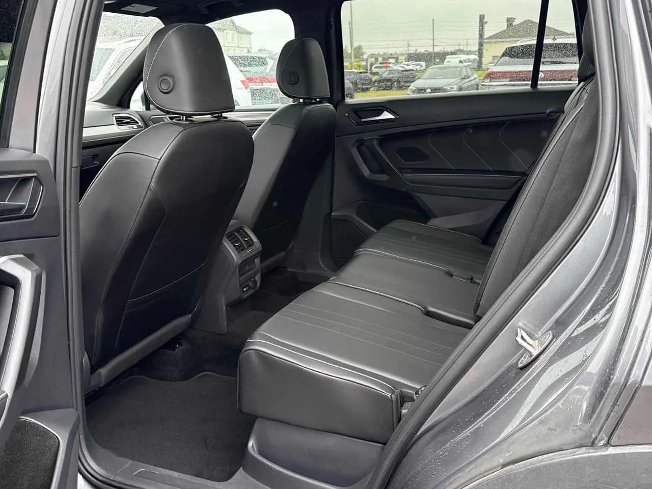 VW Tiguan Comfortline R Line Black Edition | CARFAX, снимка 13 - Автомобили и джипове - 55179921