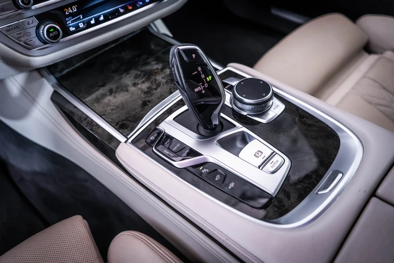 BMW 740  xDrive M Sportpaket ACC/Head/LIVE/Laser/20, снимка 9 - Автомобили и джипове - 51053972
