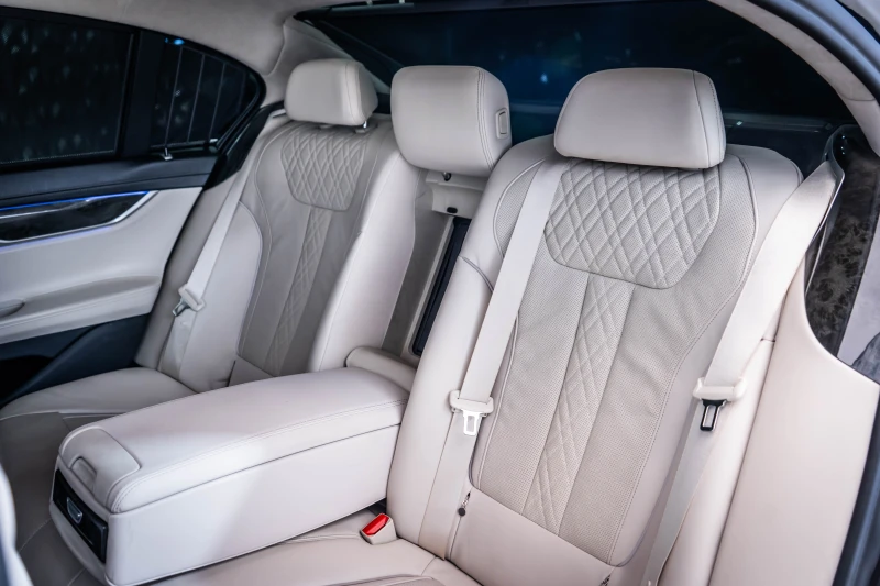 BMW 740  xDrive M Sportpaket ACC/Head/LIVE/Laser/20, снимка 16 - Автомобили и джипове - 51053972
