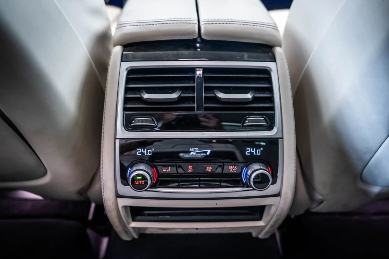 BMW 740  xDrive M Sportpaket ACC/Head/LIVE/Laser/20, снимка 15 - Автомобили и джипове - 51053972