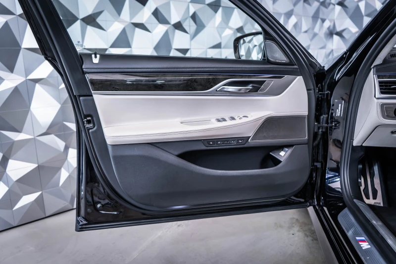 BMW 740  xDrive M Sportpaket ACC/Head/LIVE/Laser/20, снимка 7 - Автомобили и джипове - 51053972