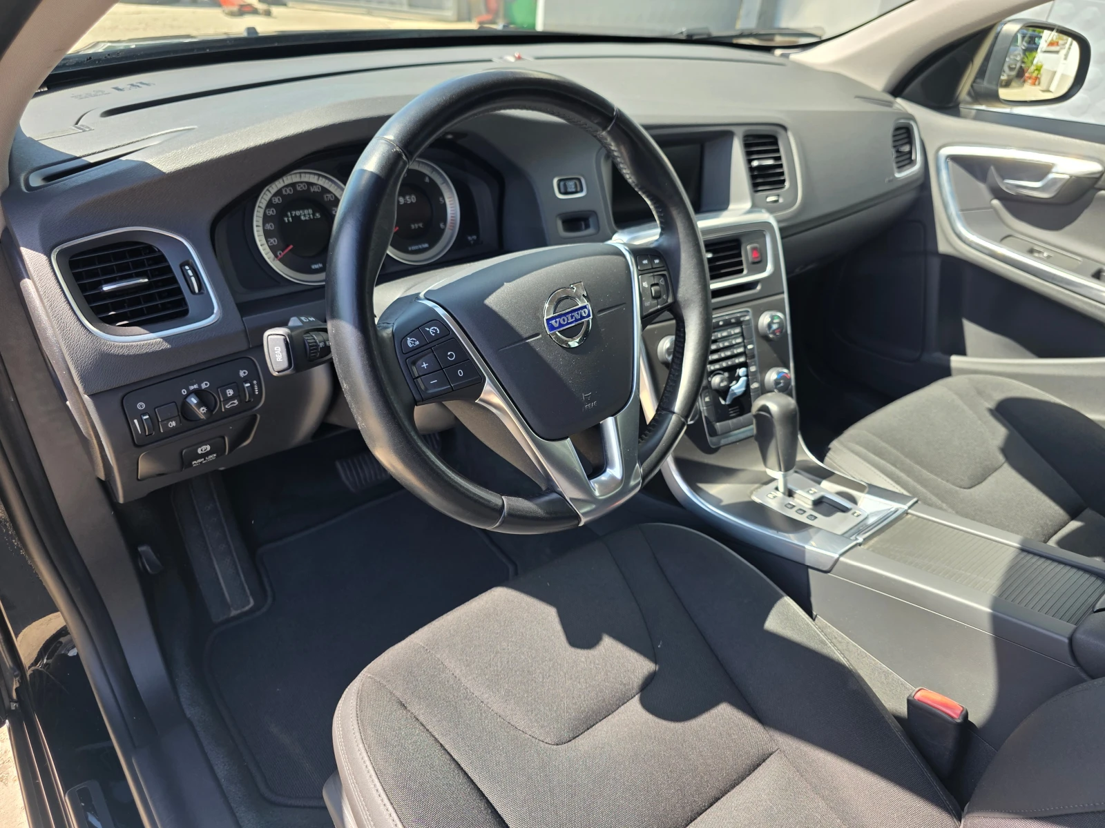 Volvo V60 2.0d 170000km!, снимка 13 - Автомобили и джипове - 55085878