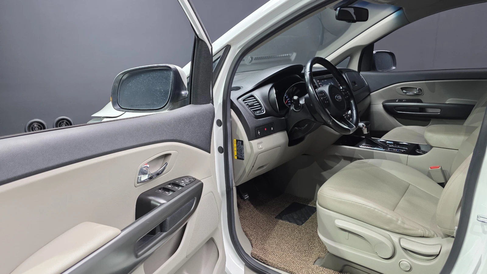 Kia Carnival LUXURY 2.2* ПОДГРЕВ ВОЛАН/СЕДАЛКИ* hellascars.bg, снимка 6 - Автомобили и джипове - 55596236