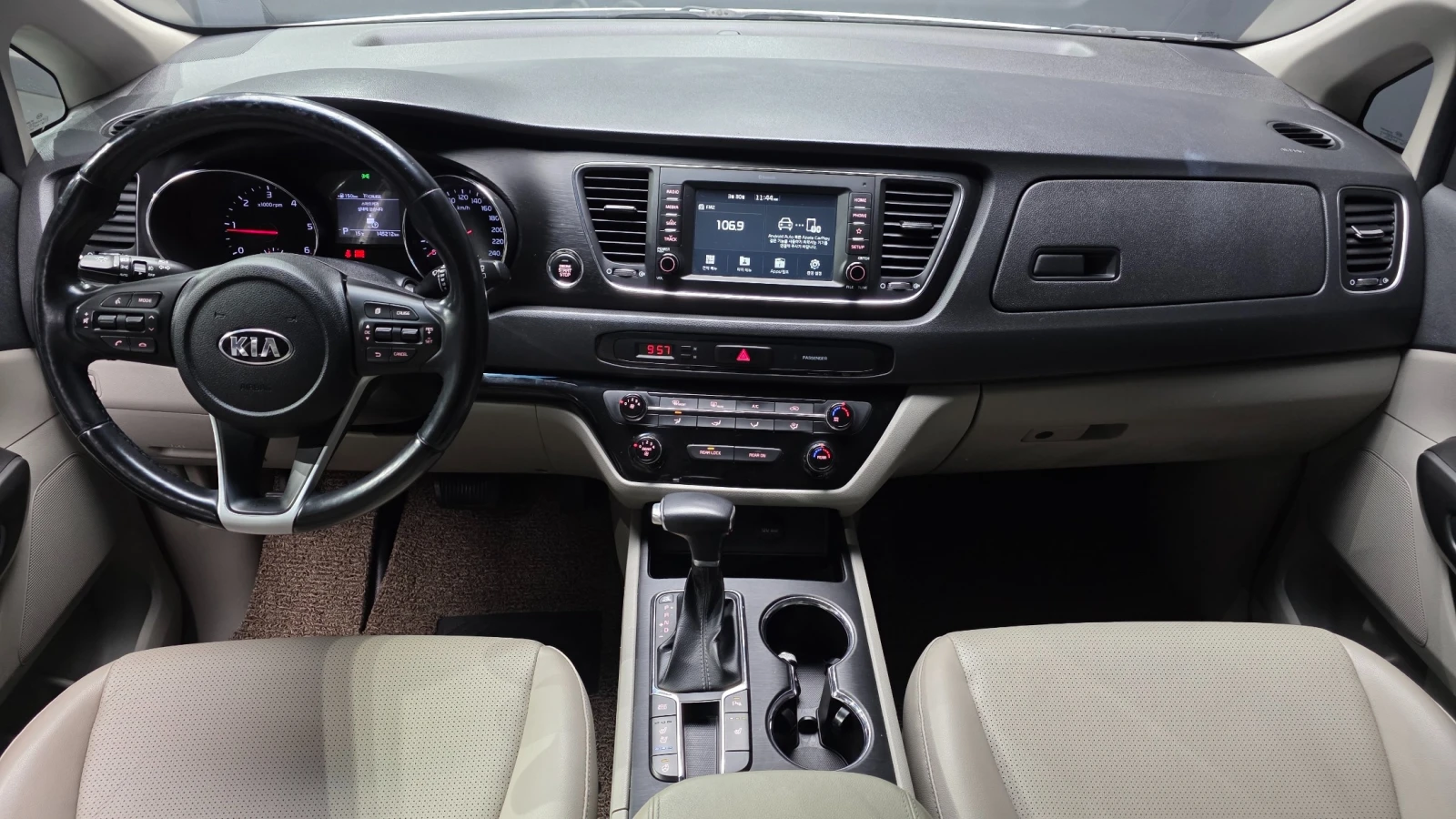 Kia Carnival LUXURY 2.2* ПОДГРЕВ ВОЛАН/СЕДАЛКИ* hellascars.bg, снимка 7 - Автомобили и джипове - 55596236
