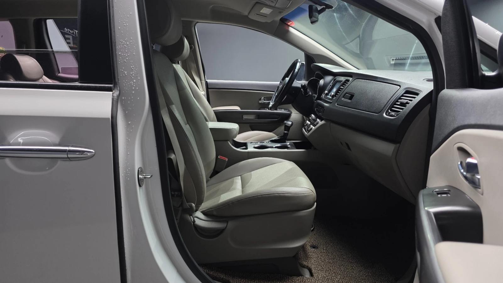 Kia Carnival LUXURY 2.2* ПОДГРЕВ ВОЛАН/СЕДАЛКИ* hellascars.bg, снимка 13 - Автомобили и джипове - 55596236