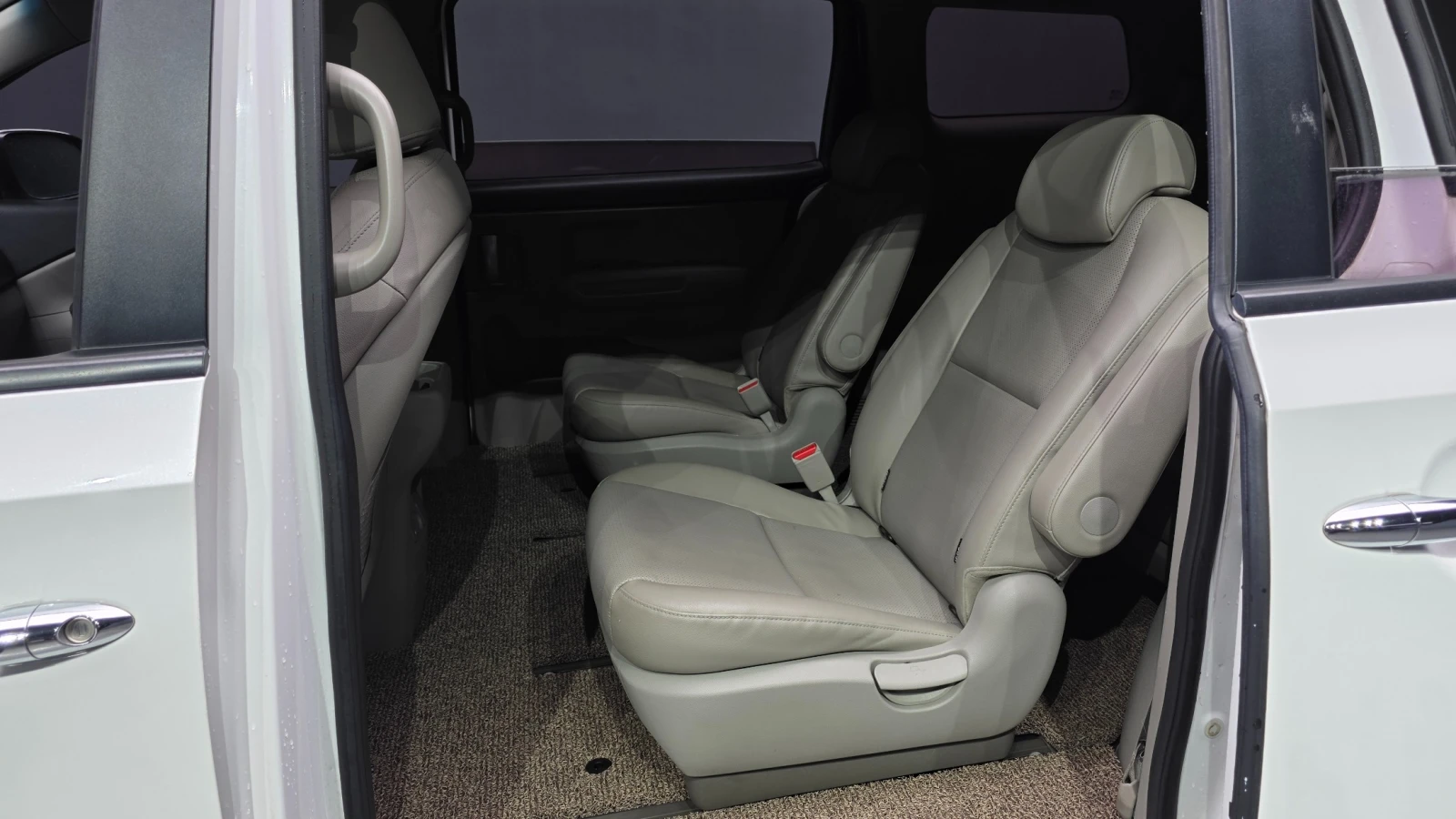 Kia Carnival LUXURY 2.2* ПОДГРЕВ ВОЛАН/СЕДАЛКИ* hellascars.bg, снимка 14 - Автомобили и джипове - 55596236