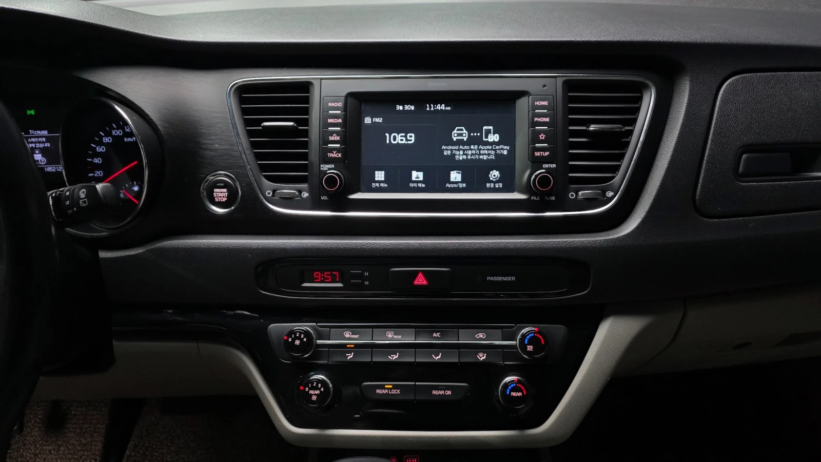 Kia Carnival LUXURY 2.2* ПОДГРЕВ ВОЛАН/СЕДАЛКИ* hellascars.bg, снимка 10 - Автомобили и джипове - 55596236