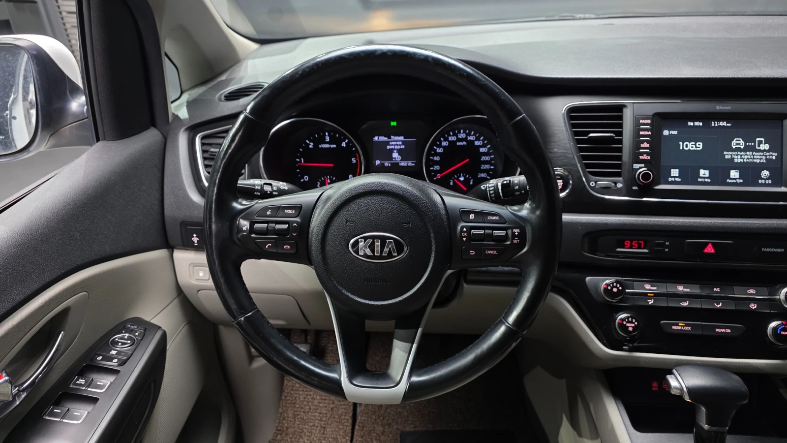 Kia Carnival LUXURY 2.2* ПОДГРЕВ ВОЛАН/СЕДАЛКИ* hellascars.bg, снимка 8 - Автомобили и джипове - 55596236