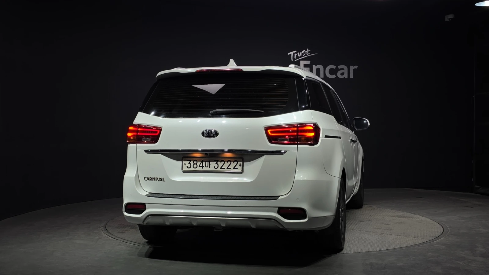 Kia Carnival LUXURY 2.2* ПОДГРЕВ ВОЛАН/СЕДАЛКИ* hellascars.bg, снимка 4 - Автомобили и джипове - 55596236