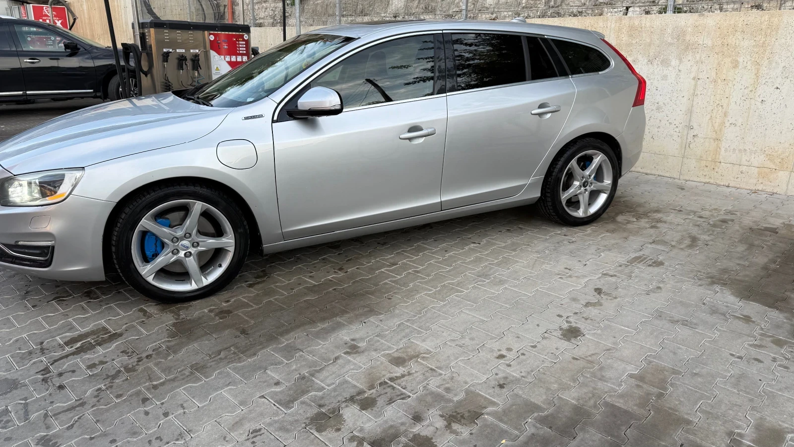Volvo V60 PLUG-IN HYBRID 4x4, снимка 6 - Автомобили и джипове - 56424531
