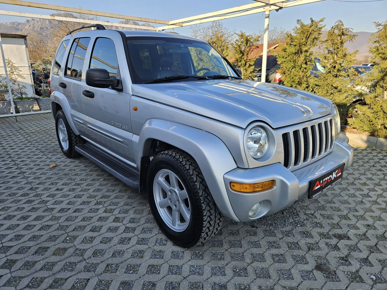 Jeep Cherokee 3.7i-204кс= АВТОМАТ= ШИБЕДАХ= 161.000КМ - изображение 2