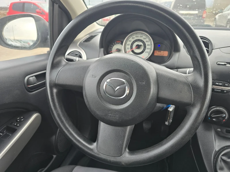 Mazda 2 1.3i 75 кс 2010 година ЕВРО 4, снимка 13 - Автомобили и джипове - 51364775
