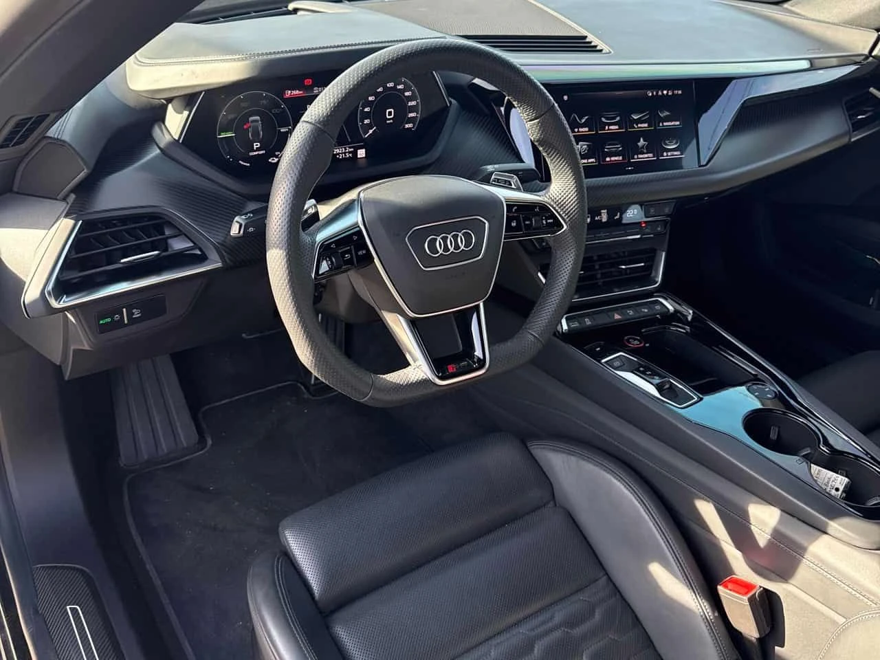 Audi E-Tron GT * quattro * 2 КЛЮЧА* PANO* KEYLESS* ПОДГРЕВ* , снимка 5 - Автомобили и джипове - 54238223