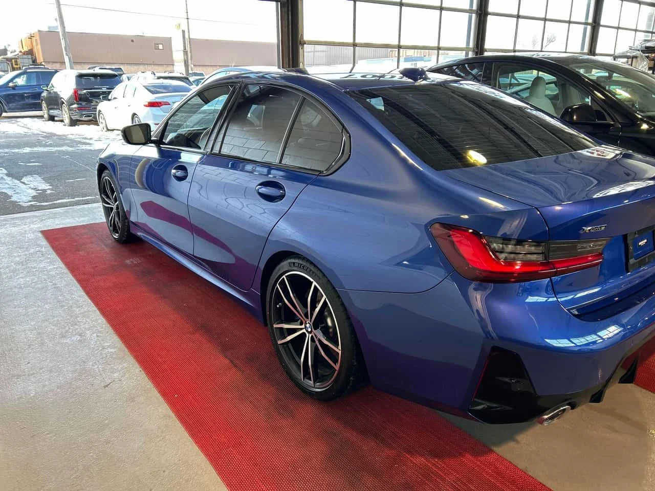 BMW 330  i xDrive | HEAD-UP | HARMAN KARDON | MEMORY | PAN, снимка 3 - Автомобили и джипове - 54509625